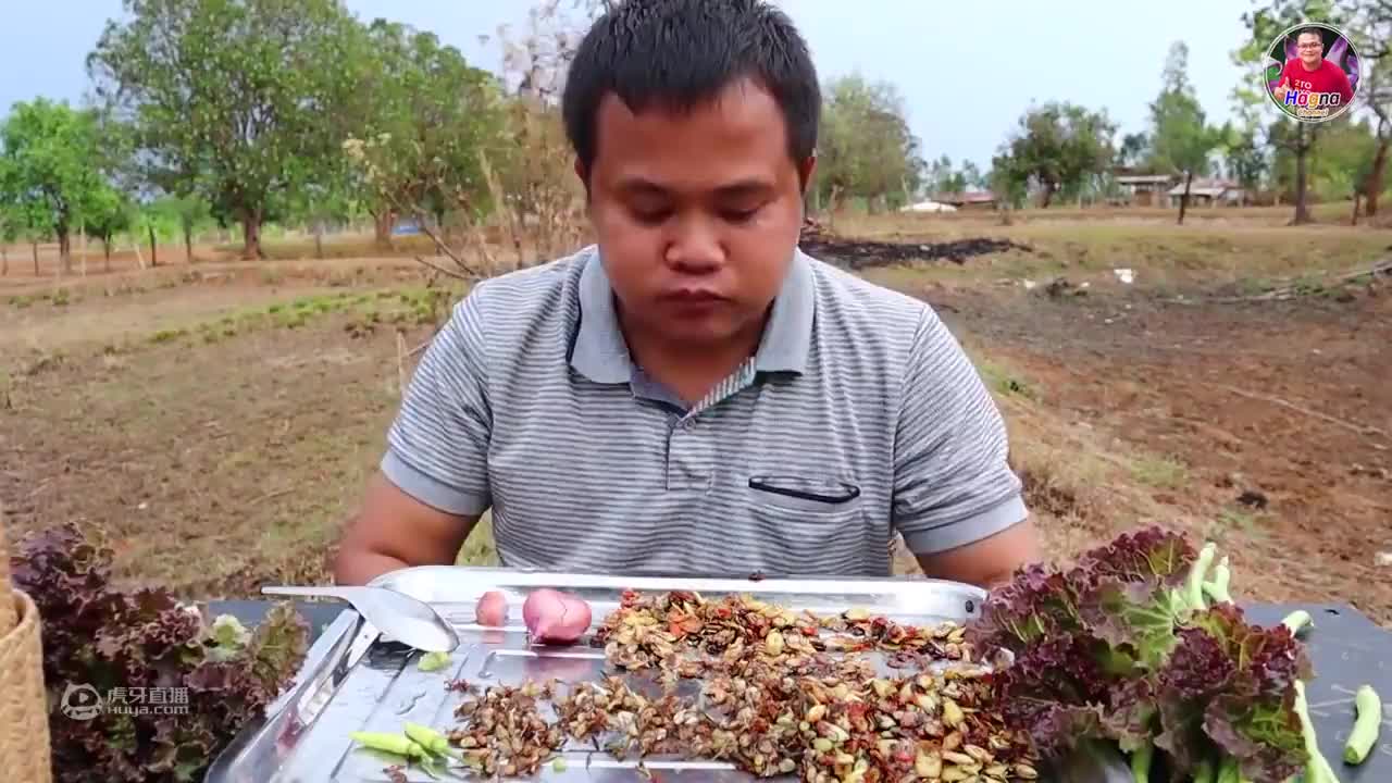 小黑哥买2公斤的大龙虾，做炭烤龙虾，包上生菜根本停不下来