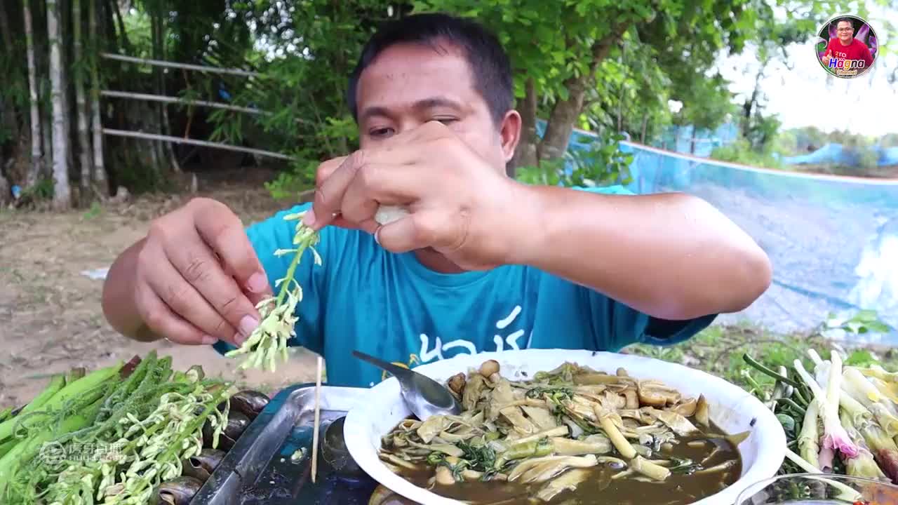 小黑哥买2公斤的大龙虾，做炭烤龙虾，包上生菜根本停不下来
