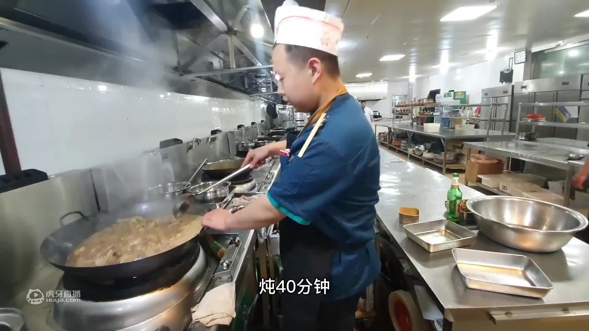 老板娘拿来六只家养笨鸡和猪肉让小师傅给员工做道大锅农家肉勾鸡