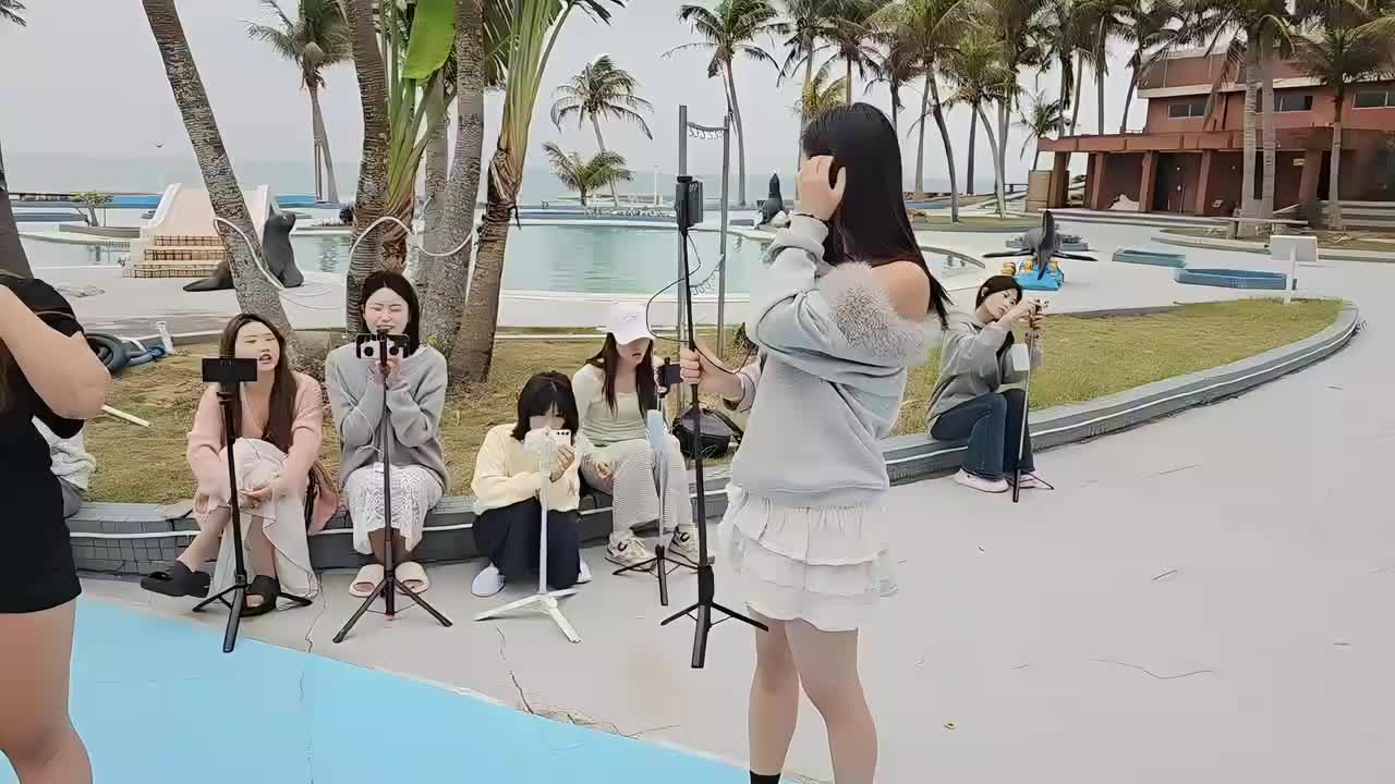 报告:带主播玩游戏